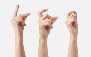 L’exercice des bisous fait partie de la gym des doigts préconisée par les graphothérapeutes