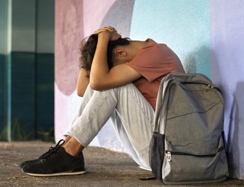 Phobie scolaire : causes, symptômes et solutions pour aider un enfant qui refuse d’aller à l’école.